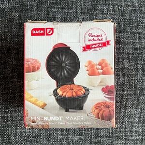 NIB DASH Mini Bundt Cake Maker Machine
